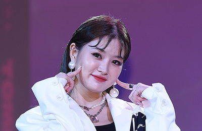 [포토] '진주처럼 빛나는 가수' 키아라, 깜찍한 포즈로~