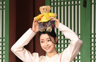 [K포토] 창덕궁 가정당 앞에 선 권나라, '한복 입은 곰돌이와 함께~'
