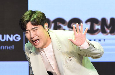 [K포토] 가수 임창정, 타이틀곡 '힘든 건 사랑이 아니다' 몸으로 표현해요~
