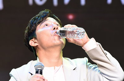 [K포토] 긴장감에 속타는 임창정, 물 한통을 원샷!