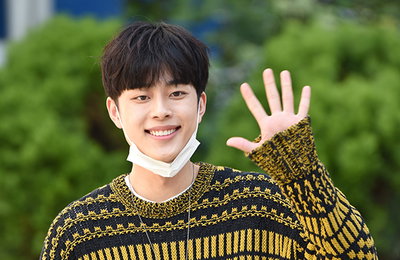 [K포토] 가수 유선호, 청량한 미소 지으며 손인사~