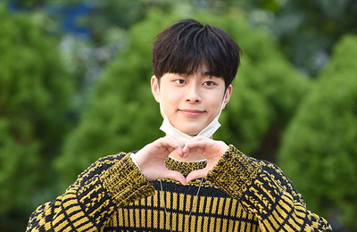 [K포토] 가수 유선호 '사랑둥이 깜찍 하트'