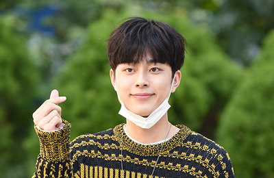 [K포토] 가수 유선호 '팬들 사로잡는 손하트'