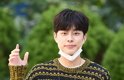 [K포토] 큐브통신 출근하는 가수 유선호 ‘이제는 성숙미가 물씬~’