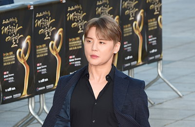 [K포토] 가수 김준수, 자켓 휘날리며 입장해요~