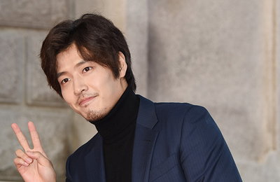 [K포토] 국무총리 표창 받는 강하늘 '브이는 귀엽게~'