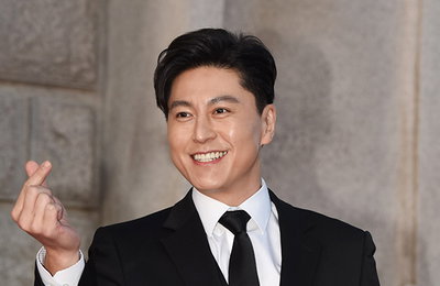 [K포토] 배우 류수영 '가정적인 남자의 완벽한 수트핏'