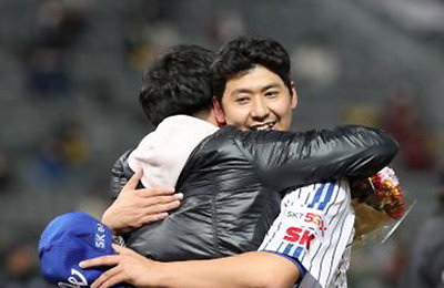 광현, 야구장 깜짝 방문…윤희상 은퇴 축하