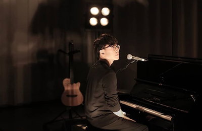 싱어송라이터 권영찬♥프롬, 결혼 발표 “힘없는 것을 안아줄 수 있는 사람” 애정 듬뿍 소감