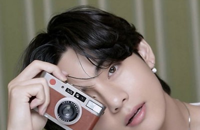 방탄소년단 뷔, 사진 찍는 조각상 비주얼 'CGV'