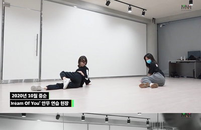 “연습실에서도 빛나는 카리스마”…‘D-1’ 청하, ‘Dream of You (with R3HAB)’ 컴백 열기↑