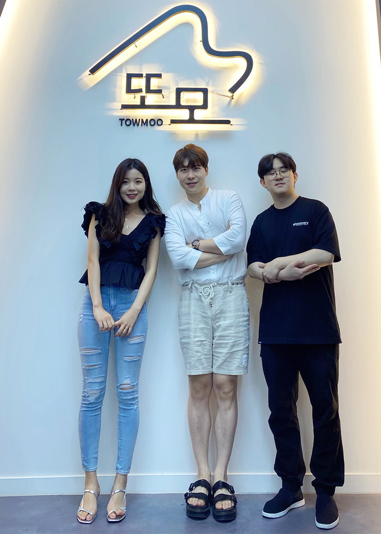 또모