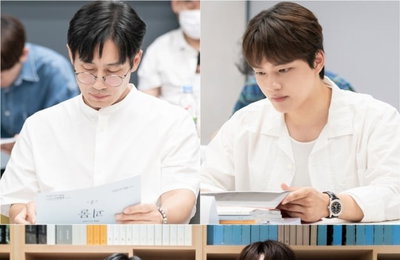 연기 괴물들 만났다…신하균x여진구 '괴물' 첫 대본리딩 현장 공개...완벽 이상의 시너지