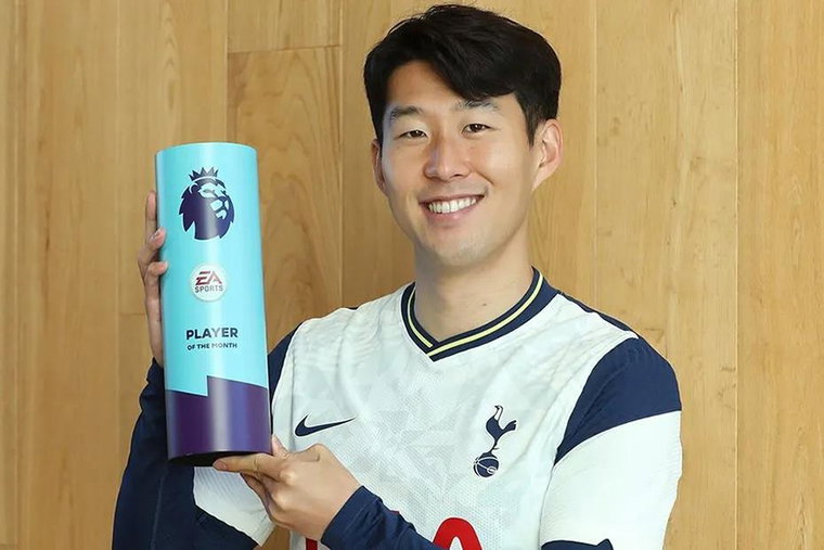 [사진]EPL 홈페이지 캡처, EPL 10월 '이달의 선수' 트로피 든 손흥민