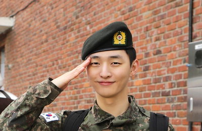 가수 윤지성 전역…"많은 걸 배우고 느낀 군생활"
