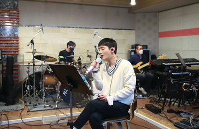 윤지성, 온라인 팬미팅 밴드 합주 연습 현장 공개 “크리스마스 스페셜 무대 기대해”