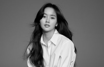 배우 김소현, 새 프로필 공개! 순수+우아+청순+시크 다 된다! 365일 미모 성수기, 흰 셔츠부터 슈트까지 한층 성숙해진 비주얼 시선 강탈!
