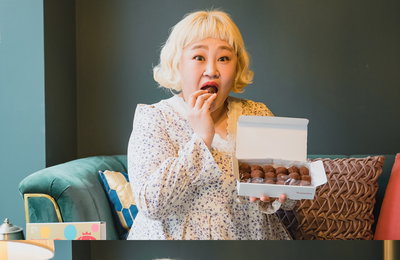 개그우먼 홍윤화, 대세 디저트 과일찹쌀떡 ’홍만당‘ 모델 전격 발탁! 인간 딸기의 랩과 댄스로 광고 촬영장 분위기 UP!
