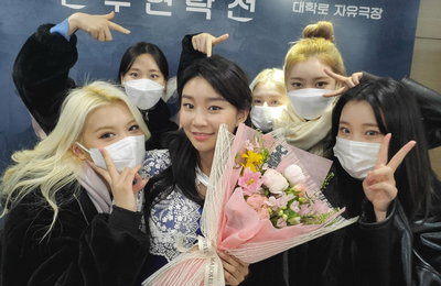 모모랜드, 리더 혜빈 출연 연극 '관부연락선' 관람..."새로운 도전 응원해!"