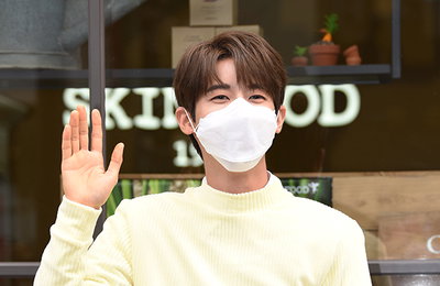 [K포토] '신촌에 뜬 네고왕' 광희, 화사한 봄패션으로
