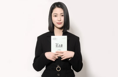 배우 이수경, JTBC 새 수목드라마 <로스쿨> 첫방송 D-DAY! 본방사수 독려 대본 인증샷 공개! 시크한 ‘칼 단발’ 헤어스타일+따뜻한 미소로 완성한 이수경 표 ‘강솔B’