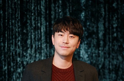 배우 이시언, 연극 <완벽한 타인> 캐스팅 확정! 로맨티스트 ‘코지모’ 역으로 다채로운 매력 선사한다 달달한 신혼부부로 완벽 변신!