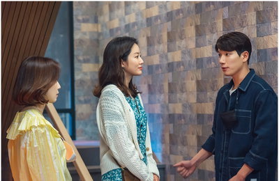 KBS 주말드라마 ‘오케이 광자매’ 홍은희-전혜빈-김경남, 난감한 ‘층계참 삼자대면’ 현장 포착!…들키지 말아야 할 바로 그 순간 ‘위기 모먼트’ 발발!
