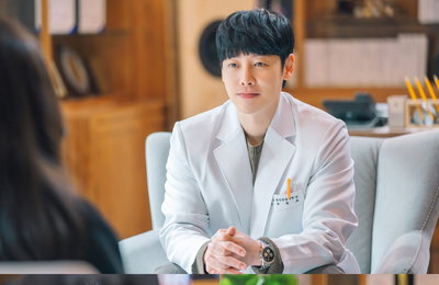 tvN 새 월화드라마 ‘너는 나의 봄’ 김동욱, 정신과 전문의 주영도 역 의미심장 첫 등장 공개!…직접 전하는 ‘심쿵 증폭’ 소감!