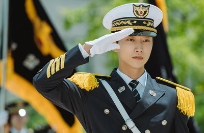 KBS 2TV 새 월화드라마 <경찰수업> 진영, '두뇌파' 뇌섹남 강선호로 변신! 해킹 현행범, 경찰이 되다? 기대감 높이는 첫 스틸 공개!