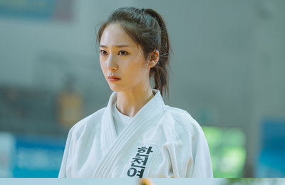KBS 2TV 새 월화드라마 <경찰수업> 정수정, 당찬 아우라로 시선 장악, 안방극장 휘어잡을 ‘뼈 있는’ 경찰 오강희가 온다