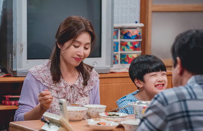 KBS 2TV 새 저녁일일드라마 <빨강 구두> 최명길, 어린 딸과 아들을 향한 따뜻한 엄마의 미소! 7월 5일(오늘) 첫 방송 본방사수!