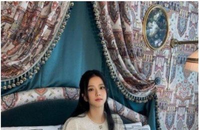 블랙핑크 지수, 꽃도 기죽이는 클래스…세상 혼자 사는 미모