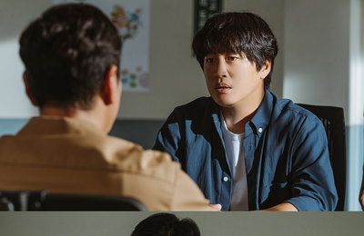 KBS 2TV 월화드라마 <경찰수업> 차태현-진영-신승환, 교도소 면회실 삼자대면! 벼랑 끝에 선 ‘수사 콤비’, 어두운 진실을 밝혀낼 수 있을까?