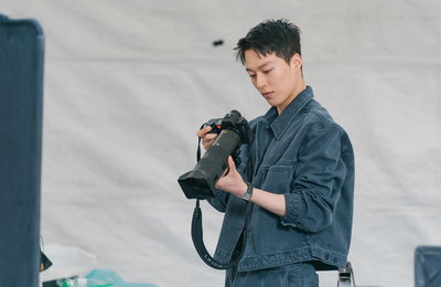 SBS 새 금토드라마 <지금, 헤어지는 중입니다> 장기용 첫 스틸, 스타일리시 포토그래퍼 변신 '여심 강탈 예약'