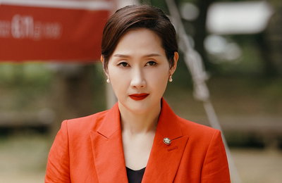 웨이브 오리지널 드라마 <이렇게 된 이상 청와대로 간다> 배해선, 압도적인 포스+묵직한 존재감 과시! 매혹적 미소가 돋보이는 첫 스틸 공개!