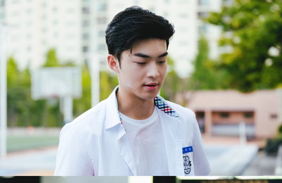 KBS 2TV 새 수목드라마 <학교 2021> 김강민, 장난기 넘치는 첫 스틸 공개! 눌지고 분위기 메이커 '지호성'으로 완벽 빙의