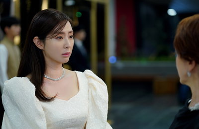 채널A 새 월화드라마 <쇼윈도:여왕의 집> 송윤아 첫 스틸 공개, 화려함+여유로움 '여왕의 아우라'