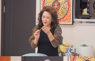 KBS 2TV 주말드라마 <신사와 아가씨> 차화연-이휘향, 원수와 친구를 넘나드는 신경전! '골드바'에 얽힌 심상치 않은 사건 암시?! 궁금증 UP