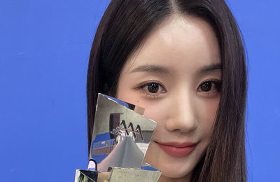 권은비, '2021 AAA' 이모티브 수상…"무대로 보답하는 가수 될 것"
