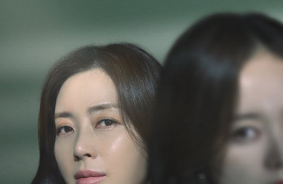 채널A 월화드라마 <쇼윈도:여왕의 집> 송윤아X전소민 스페셜 포스터 공개 '팽팽한 긴장감'