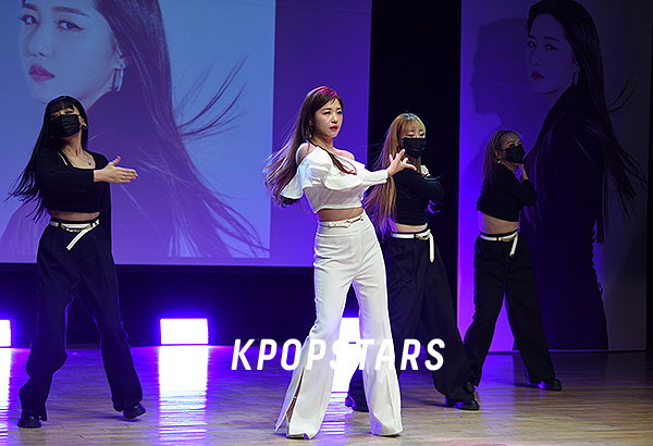 신곡 '가라 그래' 선보이는 가수 정다경