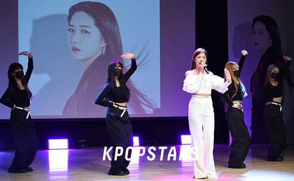 신곡 '가라 그래' 선보이는 가수 정다경