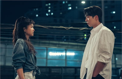 tvN 새 토일드라마 ‘스물다섯 스물하나’ 김태리-남주혁, 세기말적 감성 ‘메이크오버’ 만남!…‘눈빛 격돌 투샷’ 포착!