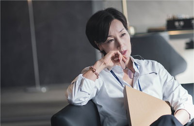 (tvN 킬힐) ‘마녀’ 이혜영 VS ‘엔젤’ 김성령, 흥미로운 ‘극과 극’의 만남! 김성령 앞 무장 해제된 이혜영