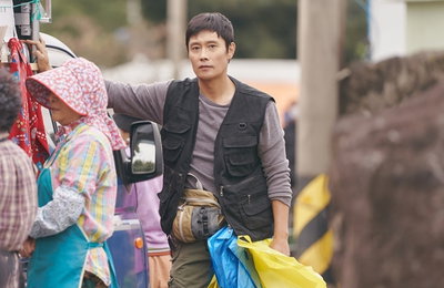 tvN 새 토일드라마 <우리들의 블루스> 이병헌 첫 스틸 공개, 제주 트럭만물상 변신! ‘믿보배 귀환’