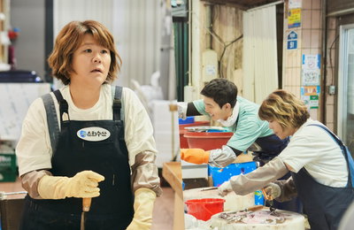 tvN 새 토일드라마 <우리들의 블루스> 이정은 첫 스틸 공개, 억척스러운 제주 생선가게 사장 변신