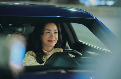 tvN 새 토일드라마 <우리들의 블루스> 엄정화 첫 스틸 공개, 제주도 만인의 첫사랑 변신