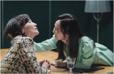 tvN 수목드라마 <킬힐> 이혜영 머리채 움켜쥔 한수연, 날카로운 신경전 포착! 거세지는 이혜영의 반란