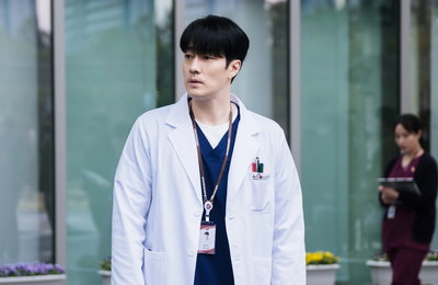 MBC 새 금토드라마 <닥터로이어> 소지섭 첫 스틸, 천재 외과의사 변신 '강렬한 귀환'