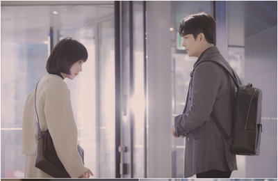 ENA채널 <이상한 변호사 우영우> 둘만의 특별한 공조 스타트! 박은빈X강태오, 회전문 앞 설레는 첫 만남 포착